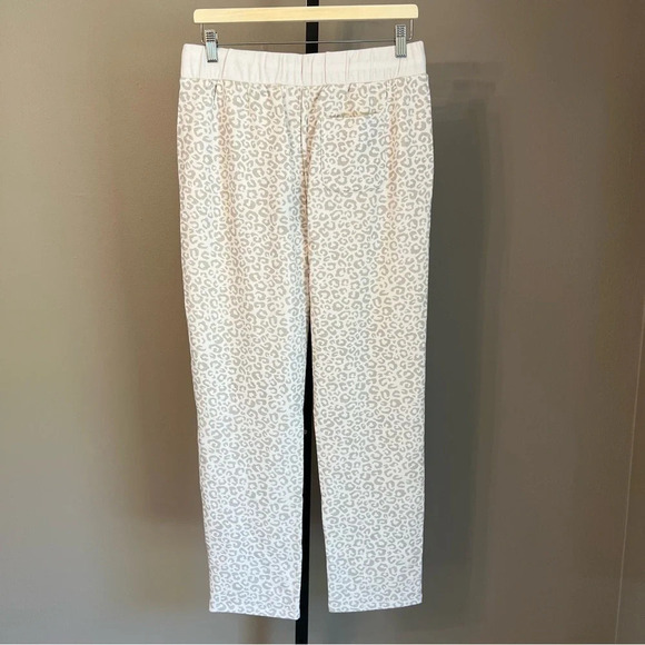 We Wander Leopard Print Lounge Pants White Grey Medium NWT Casual Pajamas Cozy - Picture 4 of 7